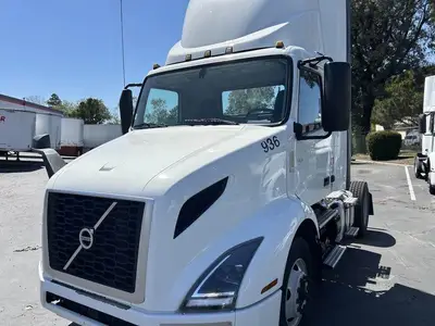 USED 2022 VOLVO VNR42T300