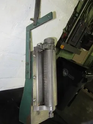 1863-385 RARE ANTIQUE ~ Straight Line Engine Turning Cylindrical Indexing Pattern Bar Holder With 14 Patterns