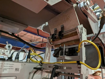 Universal Top and Bottom Label Applicator with Top-and-Bottom Transport Conveyor