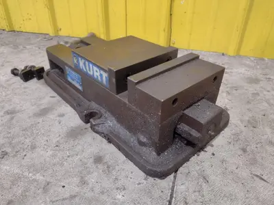 6" KURT MODEL #D675 PRECISION MACHINE VISE W/ SWIVEL HANDLE: STOCK #23448