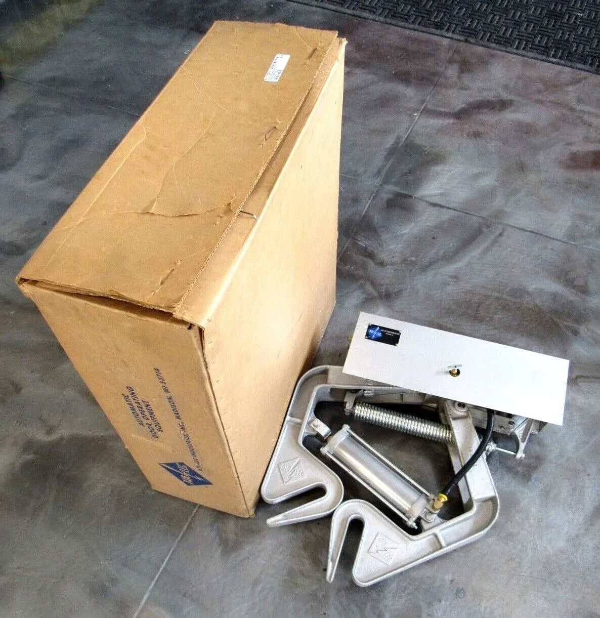 NEW AIR LEC INDUSTRIES PNEUMATIC SLIDING DOOR OPERATOR