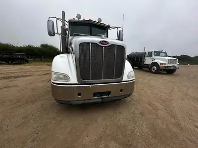 USED 2011 PETERBILT 384