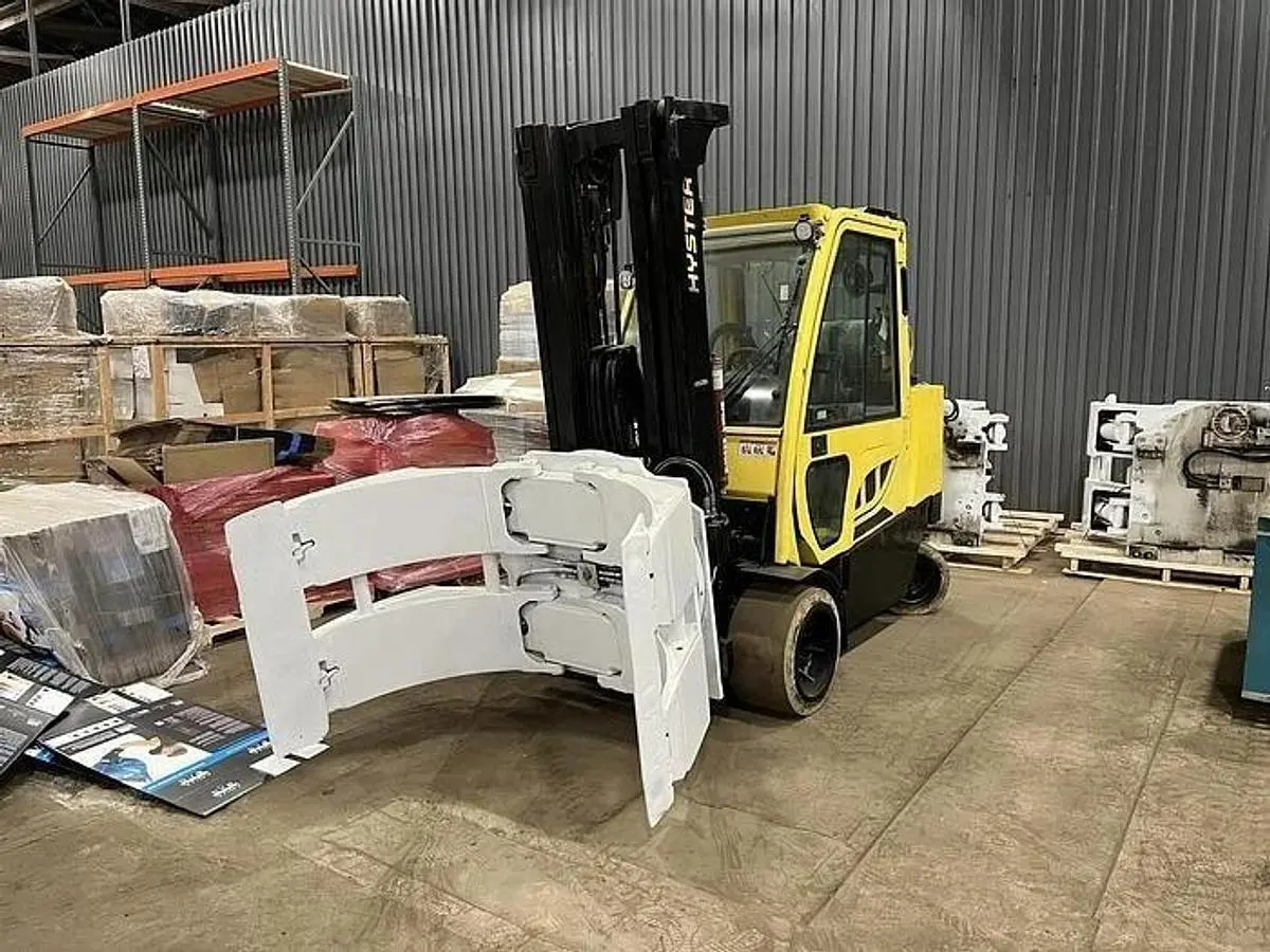 2019 12,000 POUND HYSTER MODEL S120FTPRS ENCLOSED CABIN ROLL CLAMP FORKLIFT