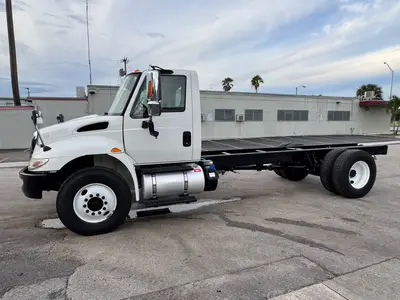 Used 2018 INTERNATIONAL DURASTAR 4300 Cab Chassis trucks Florida US | Truck and Van Outlet #1509142
