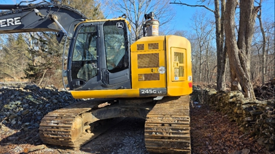 USED 2017 Deere 245G LC
