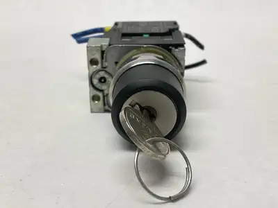 USED SIEMENS KEYLOCK SWITCH 2-POSITION 10A 500V 22.3MM