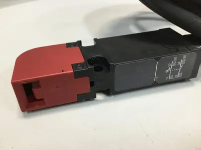 USED OMRON D4GS-N1R-5
