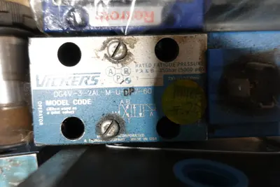 PALLET OF ASSORTED HYDRAULIC REPLACEMENT PARTS