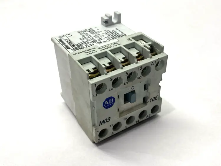 Used Allen Bradley Ser. A Auxiliary Contact 24VDC DAMAGED DIN RAIL LATCH Contact Blocks Michigan US | Maverick Industrial Sales #1456795