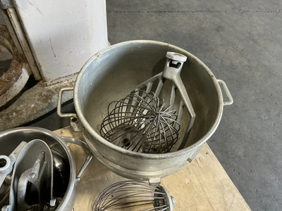 USED HOBART H-600 60QT. COMMERCIAL STAND MIXER