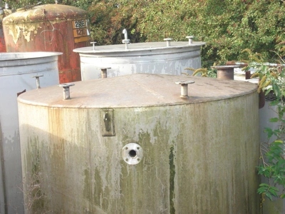 8800 L S/S Vertical Enclosed Tank