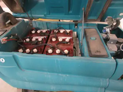 TENNANT 5680 FLOOR SCRUBBER