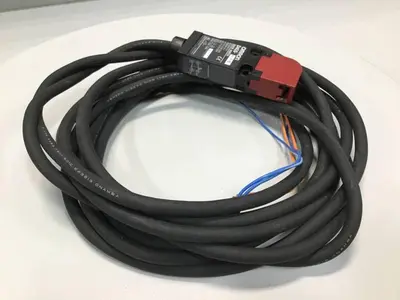 USED OMRON D4GS-N1R-5