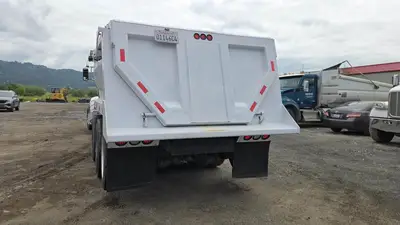 USED 2013 PETERBILT 386