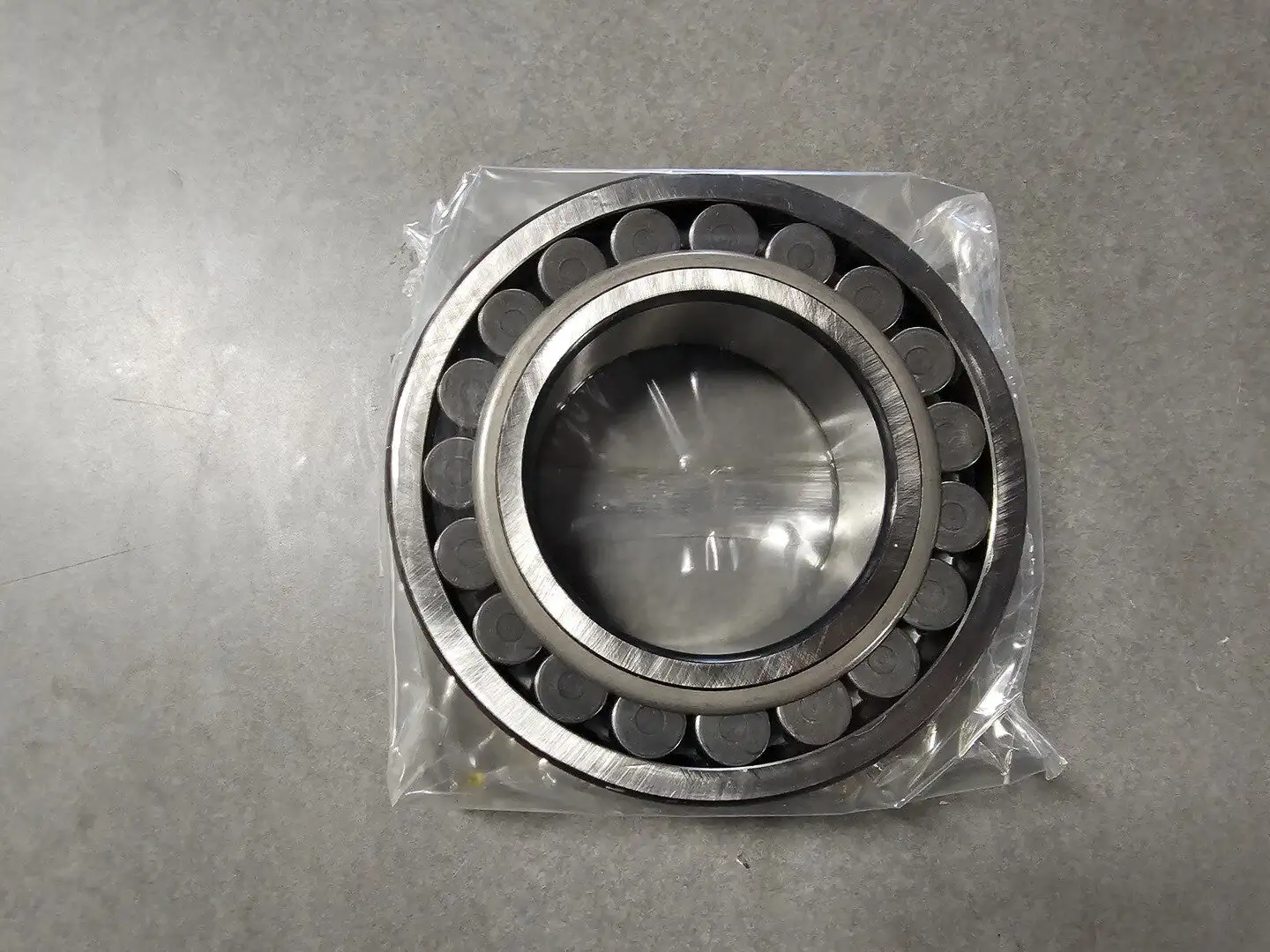 NEW SKF 22220 E