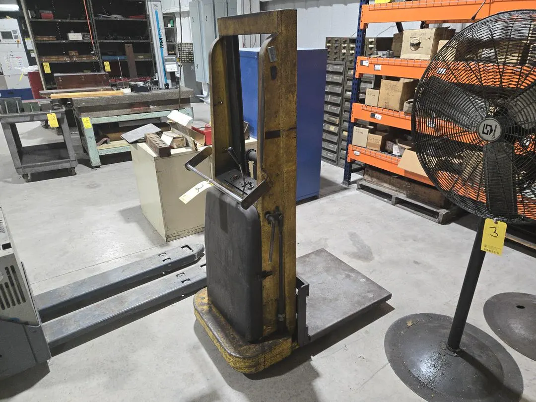 Electric Lift Cart (Needs Battery)