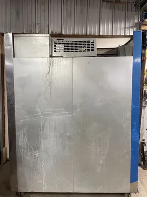 182-0086 Traulsen RE232E-ZCF02 2 Door Even-Thaw Self Contained Cooler