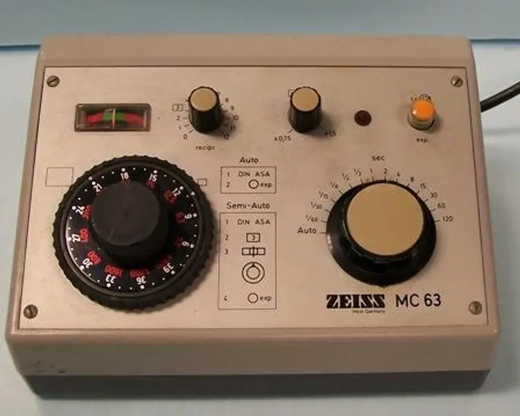 Used ZEISS 307-127-0C2 SERIAL: 1009558 120V 50/60HZ 0.15A 10W LAMP: 6V 0-360Â° NUMBERED STAGE Microscope Accessories Texas US | Bamko Surplus Process Equipment #940984