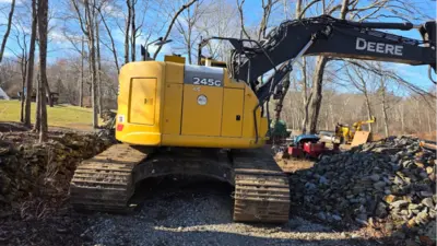 USED 2017 Deere 245G LC