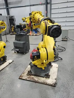 USED 2015 FANUC R-2000IC/210F