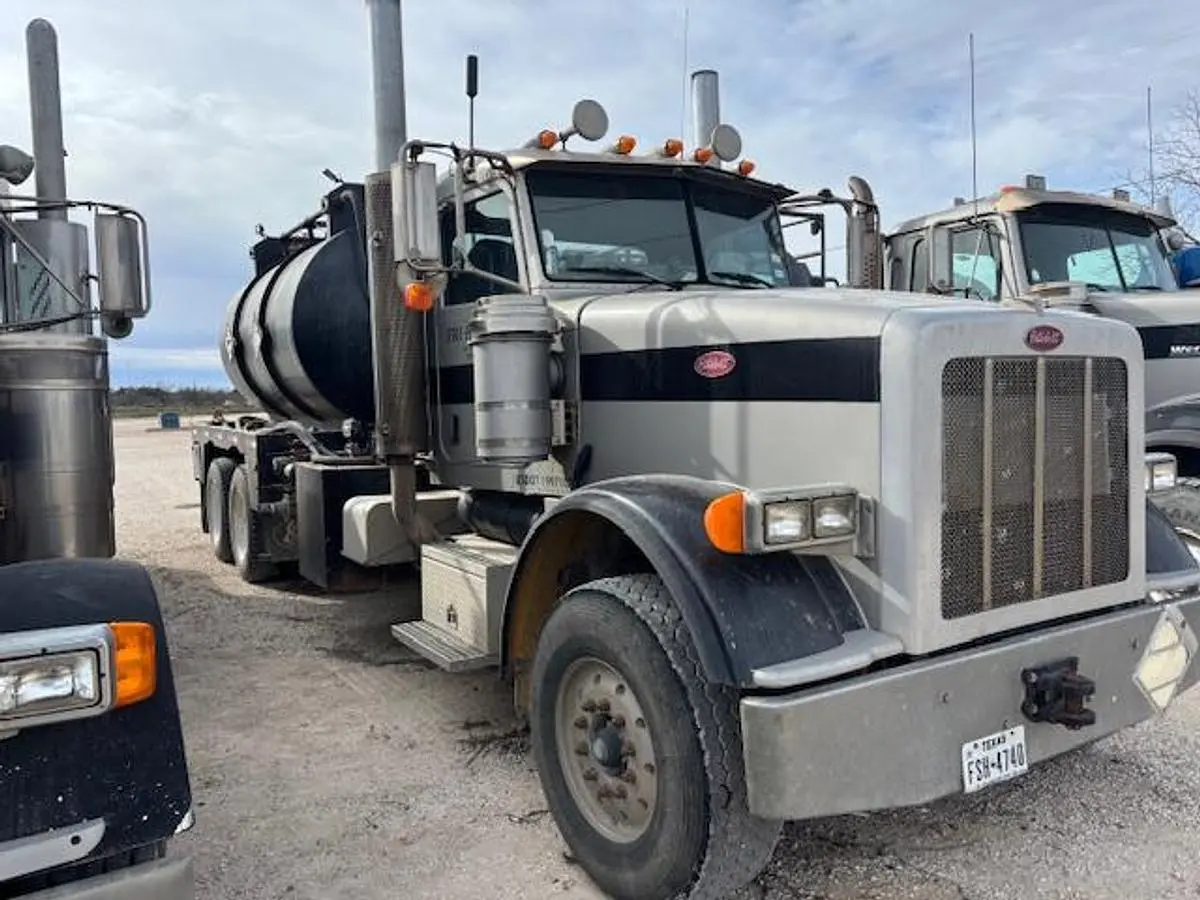 USED 2009 ENERFAB ACID TRUCK