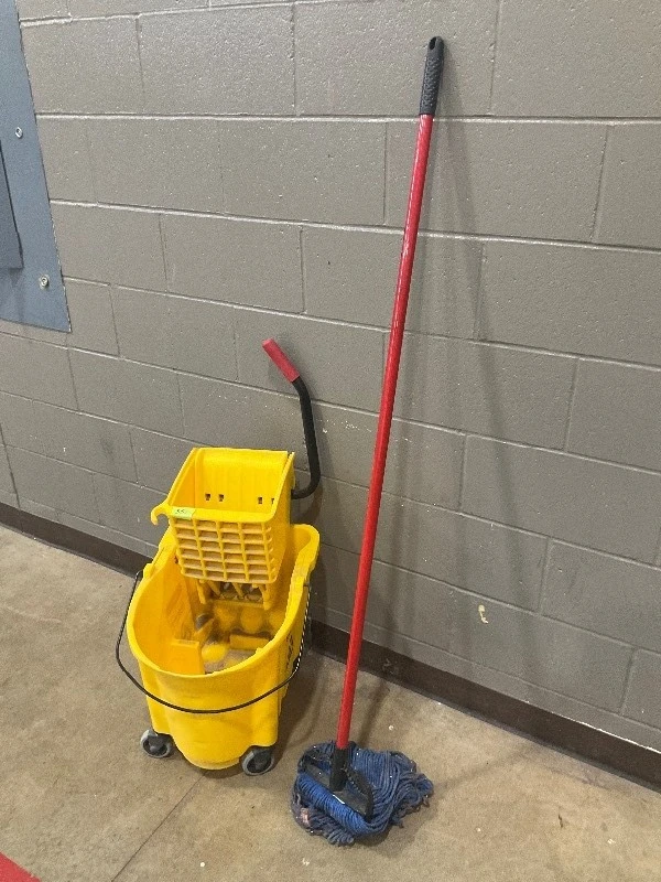 Rubbermaid mop and bucket