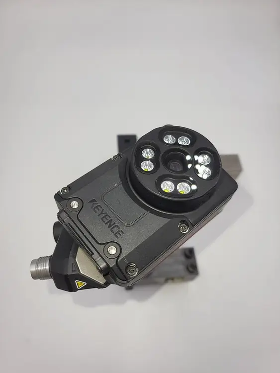 Used KEYENCE KEYENCE IV3 500MA SMART VISION CAMERA MOUNTED ON ARM Sensors | ND Industrial Surplus #1211394