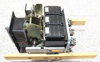 NEW GENERAL ELECTRIC AKR-10D-50 CIRCUIT BREAKER 1600A FRAME TA9VT20MLA1 AKR10D50