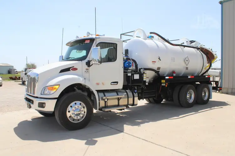 New | in-Stock 2027 PETERBILT 548 Vacuum Truck Texas US | Roll Off Truck World #1492027