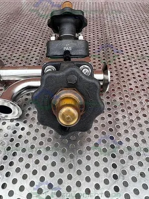 USED ITT PURE FLO 1-316L-RA20MAX 3 - WAY DIAPHRAGM VALVE W/ 1" SANITARY FITTING