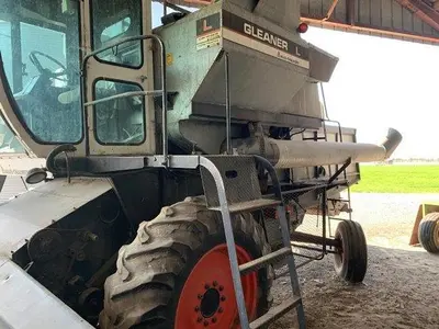 USED 1976 GLEANER MODEL L