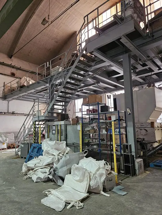 Used HOSOKAWA TWO-STAGE PLASTIC SHREDDING AND GRANULATION SYSTEM Production Lines | UCY Industrial GmbH #386577