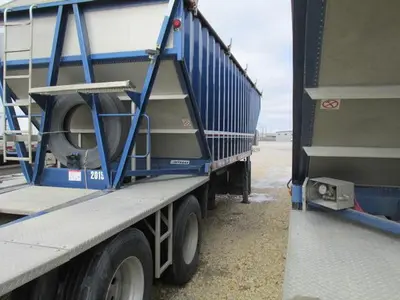 Used 2020 DOEPKER SUPER B GRAIN TRAILERS Grain Hopper Trailers Manitoba CA | Conquest Truck & Auto Sales #1421339