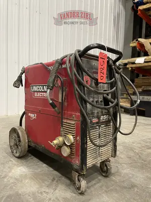 Lincoln Maxtrac Electric Power MIG 256 Welder K3068