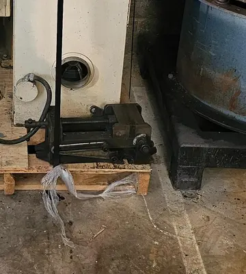 Dayton 6" Wide Jaw 90 Degree Tilting Milling/Drilling Vise