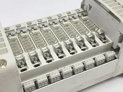 VV5QC11-08N7FD0-D0S | SMC  Pneumatic Manifold Assembly 8-Station - Used