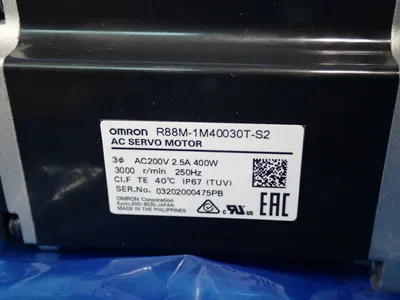 NEW OMRON R88M1M40030TS2