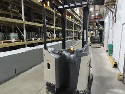 Crown Narrow Aisle Reach Truck Forklift Stand On 36V 3500lbs 5746.2h 25' Lift