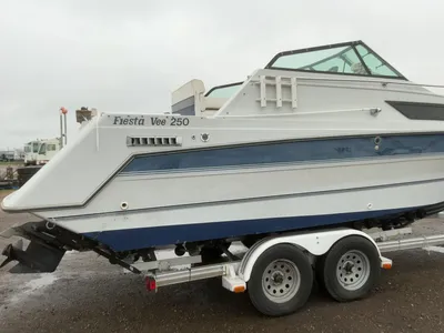USED 1987 RINKER FIESTA VEE 250