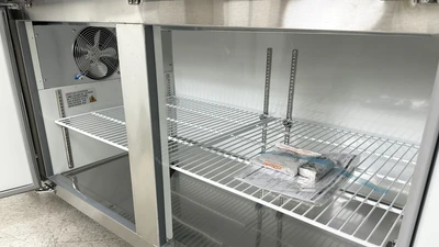 171-0225 71" 2 Door Self Contained Pizza Prep Table Cooler