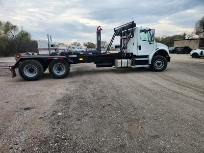 Used 2015 FREIGHTLINER BUSINESS CLASS M2 112 Hooklifts & Roll-Offs Texas US | Roll Off Truck World #1491753