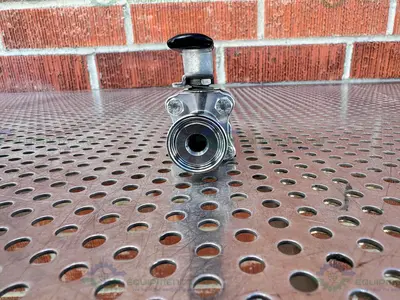 USED SWAGELOK SS-62TSC8 -EP  STAINLESS STEEL BALL VALVE  W/ 1/2" SANITARY FITTING
