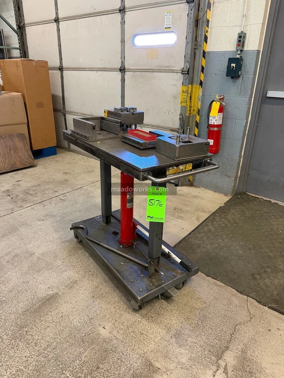 Used Esco 6813 Platform Lifters Illinois US | Meadoworks #1514547