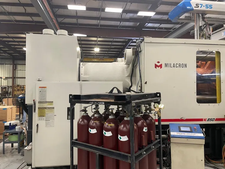 Used 2015 MILACRON VL850-362 Injection Molding Machines Florida US | JYC MACHINERY #1308963