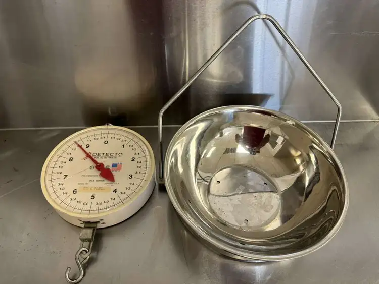 Used Cardinal Detecto Used Cardinal Detecto MCS-20DF 20lb Dual Faced Hanging Scale Food Scales Illinois US | Falcon Restaurant Supply #1375068