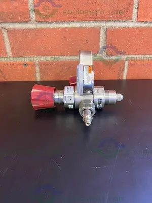USED PRAXAIR PROSTAR PLATINUM RX30410  REGULATOR 3000 PSI W/ WINTERS AND WAKI GAUGES