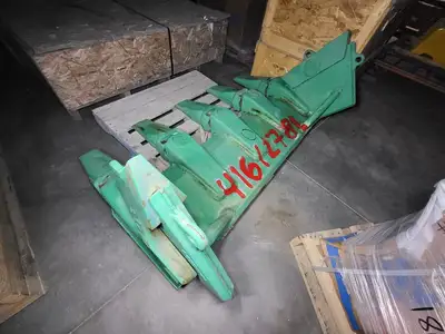 Super V Bucket, Shroud and Teeth Assembly L5570SV59SDX