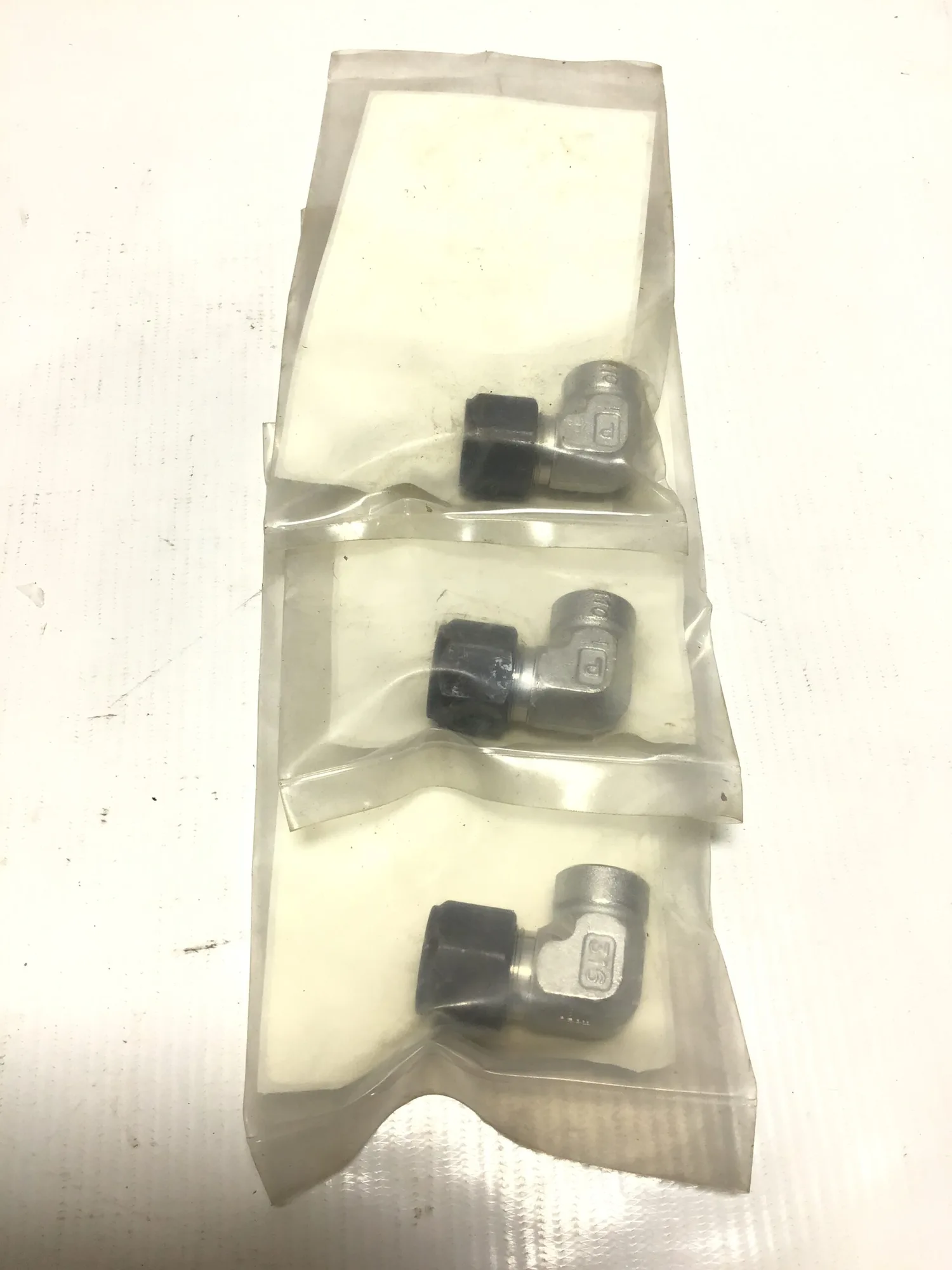 PARKER ELBOW, FEMALE, 90 DG, 1/4″ TUBE TO 1/8″ PIPE, 316 SST (Lot of 3)