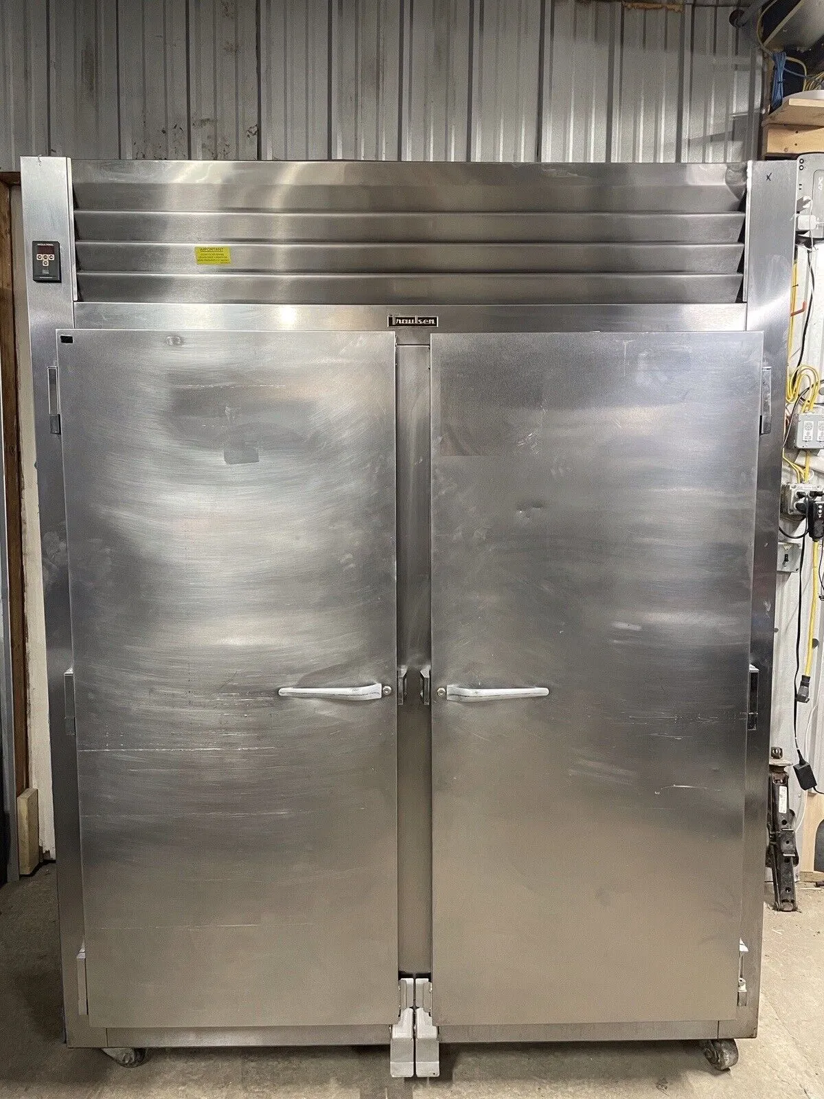 182-0086 Traulsen RE232E-ZCF02 2 Door Even-Thaw Self Contained Cooler