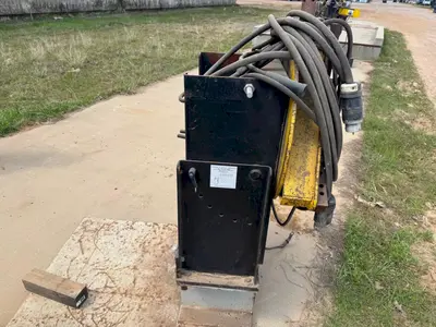 1,250 LB STINGER MODEL #P-1250 PIPE WELDING POSITIONER WITH 30" GRIPPER CHUCK : YOBRO #25213